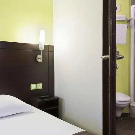 Kyriad Design Enzo Pont-à-mousson 3*